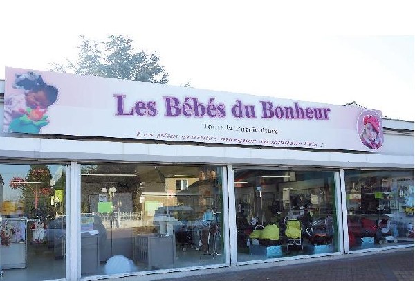 "Les bébés du bonheur" est un magasin de puériculture, créé en 2003. D'abord implanté au centre ville Dijonnais, le magasin n'a cessé de s'agrandir, afin d'offrir à ces clients le meilleur accueil possible.<br />
Une fois de plus, "Les bébés du bonheur" change d'adresse, et s'installe désormais à Isbergues, une petite ville en plein cur de la Région Pas-De-Calais. Ainsi, une surface de vente de plus de 400m² vous sera ouverte, afin de vous proposez une large gamme de produit compatible à tout les budgets!<br />
(ouverture officielle courant octobre)<br />
Si vous ne vous trouvez malheureusement pas à proximité de notre magasin, nous vous invitons à visiter notre site Internet, à l'adresse suivante: http://lesbebesdubonheur.com